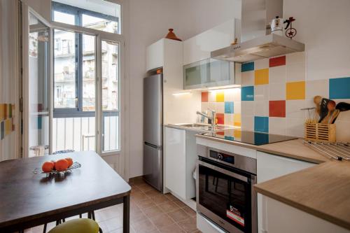une cuisine avec une table et une cuisinière four supérieur dans l'établissement Bright Apartment in Marseille, à Marseille