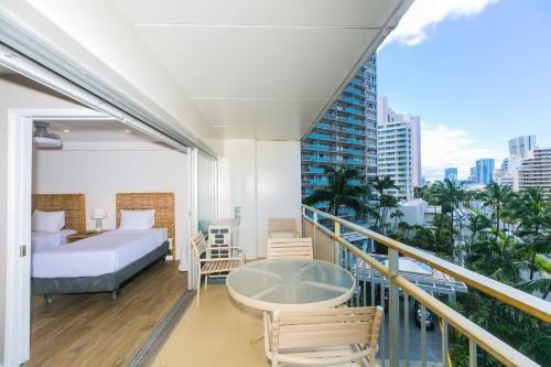 ein Hotelzimmer mit einem Bett und einem Balkon in der Unterkunft Ilikai Tower 525 City View 2BR in Honolulu