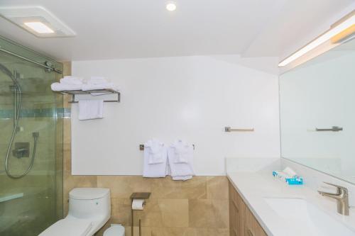La salle de bains est pourvue de toilettes, d'un lavabo et d'une douche. dans l'établissement Ilikai Tower 525 City View 2BR, à Honolulu