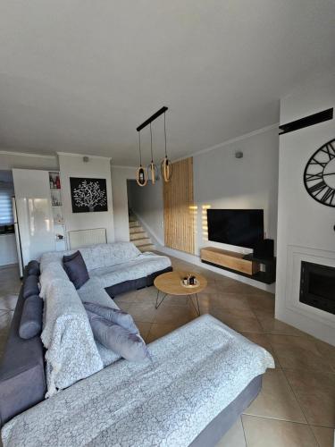 uma sala de estar com dois sofás e uma lareira em Villa Theo Corfu em Ágios Ioánnis