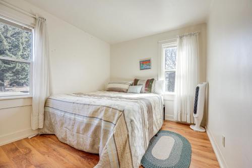 En eller flere senger på et rom på Cozy East Helena House with Deck and Private Yard!