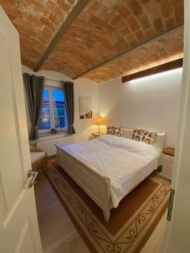 een slaapkamer met een bed in een kamer met een raam bij Eisern Home 1 in Mittenwalde