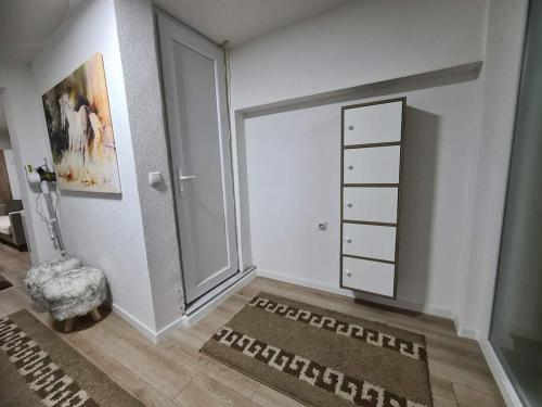 Habitación con armario, vestidor y puerta. en Apartments Gjakove, en Gjakove