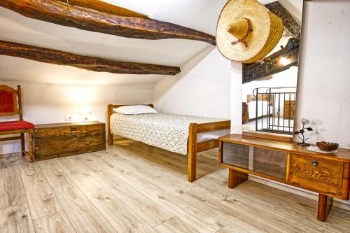 1 dormitorio con cama, tocador y espejo en Apartman studio Baladur, en Roč