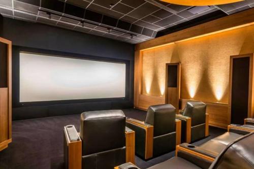 una sala cinema con sedie e schermo di proiezione di Olivo Apartment HP - Sur a Città del Messico