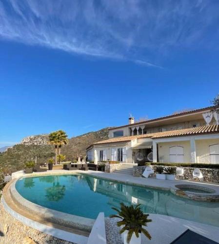une grande piscine devant un immeuble dans l'établissement Maison charmante à Aspremont avec piscine privative, à Aspremont