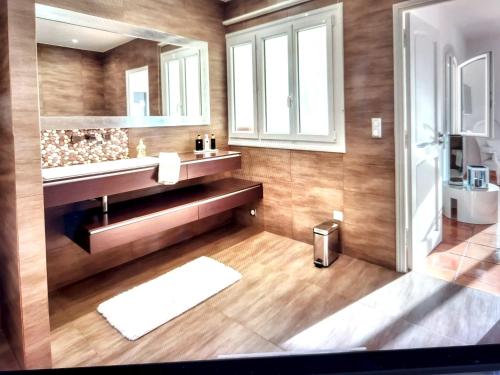une salle de bain avec un lavabo et un miroir dans l'établissement Maison charmante à Aspremont avec piscine privative, à Aspremont