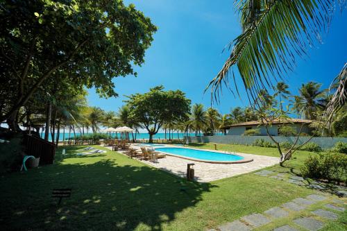 ein Resort mit Pool und Meer in der Unterkunft Pousada dos Coqueiros in Porto De Galinhas