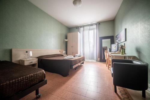 um quarto com uma cama, uma secretária e um lavatório. em Reyes Suite em Roma