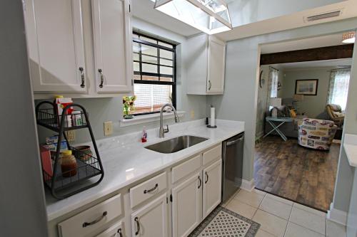 eine Küche mit weißen Schränken und einem Waschbecken in der Unterkunft The Peaceful One in Foley