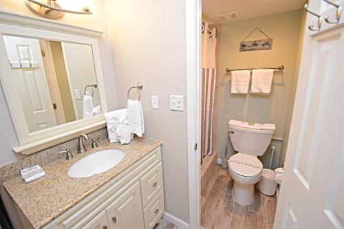 La salle de bains est pourvue d'un lavabo, de toilettes et d'un miroir. dans l'établissement Gulf House 203, à Gulf Shores