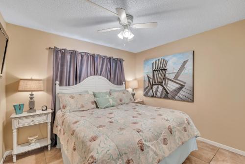 Schlafzimmer mit einem Bett und einem Deckenventilator in der Unterkunft Gulf Shores Plantation 3214 in Gulf Highlands