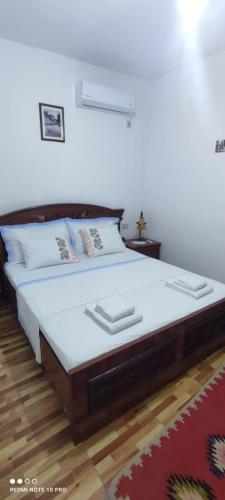 Ένα ή περισσότερα κρεβάτια σε δωμάτιο στο Guest House Baba Lluka