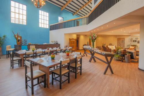 restauracja ze stołami i krzesłami w pokoju w obiekcie Lamay Lodge w Cuzco