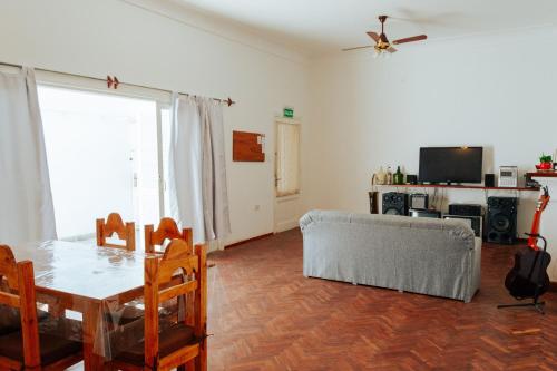 - un salon avec une table et un canapé dans l'établissement Limón Dulce Hostel, à San Fernando del Valle de Catamarca