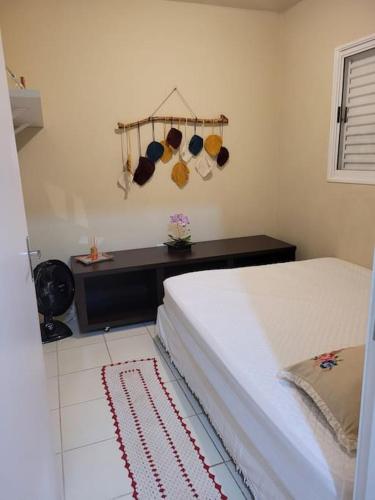 um quarto com uma cama e uma mesa com panelas e frigideiras em Casa com piscina aconchegante em Ribeirão Preto