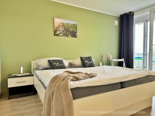 ein Schlafzimmer mit einem Bett in einem Zimmer mit einem Fenster in der Unterkunft De Kattuul - a88661 in Dorum Neufeld