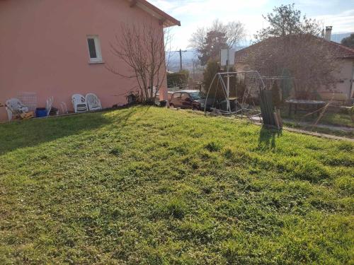 une grande cour avec une maison dans l'établissement Maison dans quartier résidentiel, à Givray