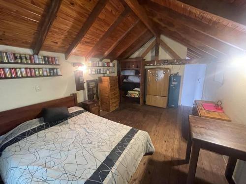 um quarto com uma cama e piso em madeira em Casa Leloir em Villa Leloir