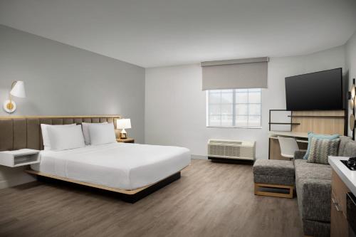 Habitación de hotel con cama y sofá en TownePlace Suites by Marriott Birmingham South, en Birmingham