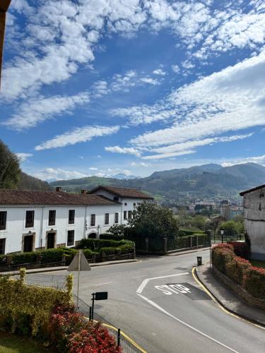 un camino vacío en un pueblo con un cielo azul en Apartamento Fana, en Cangas de Onís