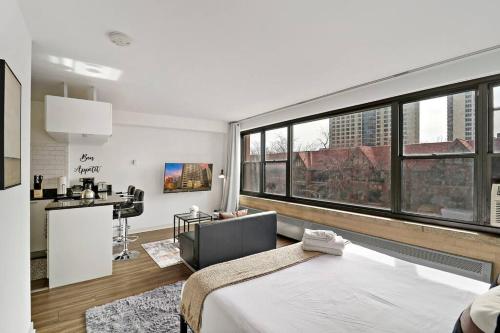 um quarto com uma cama e uma grande janela em Warm & Elegant Studio Apt in Chicago - Algonquin 06-005A rep em Chicago