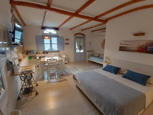 1 dormitorio con 1 cama y cocina con mesa en La Borgata, en Tovo San Giacomo