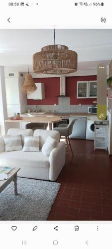 un salon avec un canapé blanc et une table dans l'établissement En Provence chez Valérie, à Cavaillon