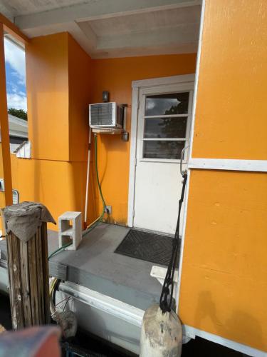 Μια τηλεόραση ή/και κέντρο ψυχαγωγίας στο Updated houseboat on the river!