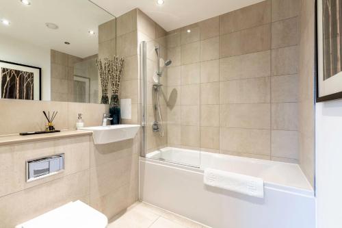 Ett badrum på Showroom Splendour, Luxe London Elegance