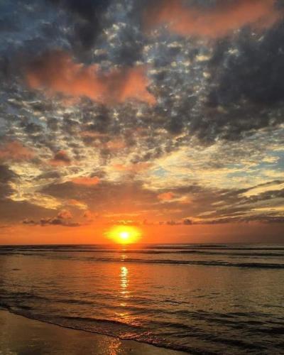 um pôr do sol na praia com o pôr do sol em Punta saladita em La Majahua