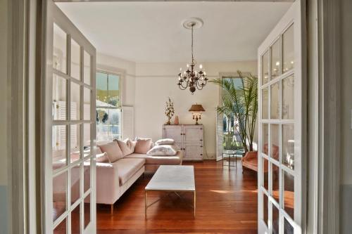 uma sala de estar com um sofá e uma mesa em 905 Seaside - Designer, Historic, Cold Plunge Pool, Pet-Friendly and King Beds em Brunswick