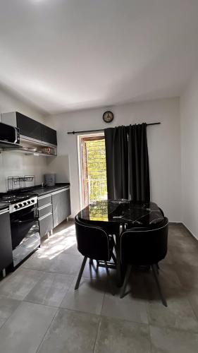 Una cocina con una mesa y sillas en una habitación. en Apartamentos Mamma Mia, en Córdoba