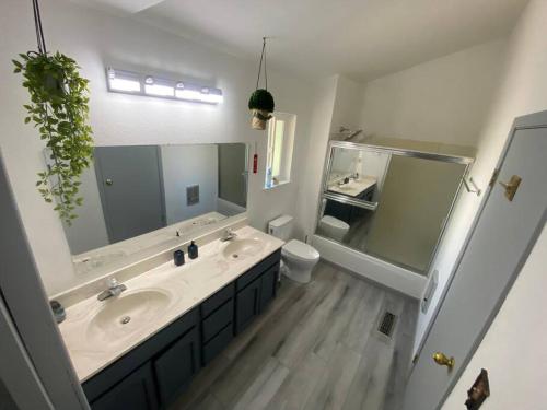 uma casa de banho com 2 lavatórios e um espelho grande em Scenic view villa near Yosemite em Groveland