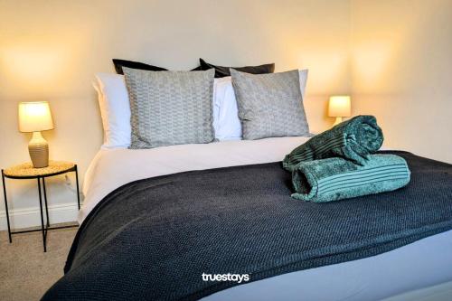 Llit o llits en una habitació de Crawford House - Stunning 2 Bedroom House in Manchester