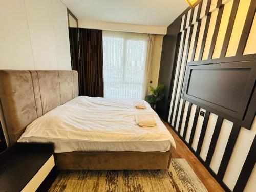 ein kleines Schlafzimmer mit einem Bett in einem Zimmer in der Unterkunft LUX DECORATED APARTMENT in Istanbul