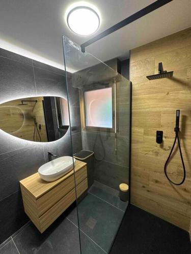 une salle de bain avec une douche, des toilettes et un lavabo dans l'établissement Superbe 2 pièces avec terrasse, à Roquebrune-Cap-Martin