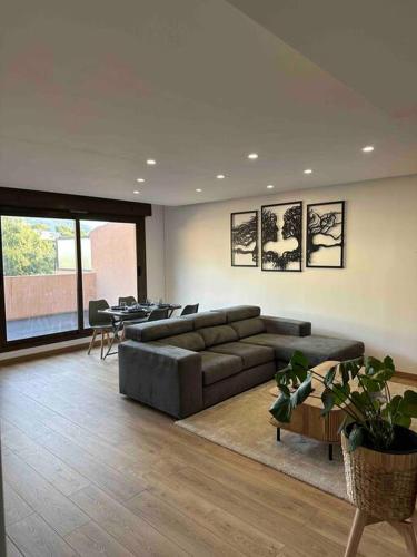 un salon avec un canapé et une table dans l'établissement Superbe 2 pièces avec terrasse, à Roquebrune-Cap-Martin