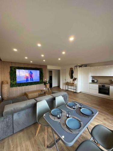 un salon avec un canapé, une table et des chaises dans l'établissement Superbe 2 pièces avec terrasse, à Roquebrune-Cap-Martin