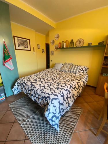 Ένα ή περισσότερα κρεβάτια σε δωμάτιο στο Casa Vignetto Biella