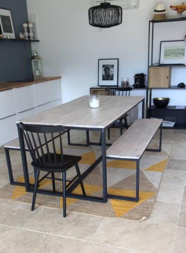 une table à manger avec une chaise et un banc dans l'établissement Villa contemporaine à 500 mètres de la plage !, à Calcatoggio