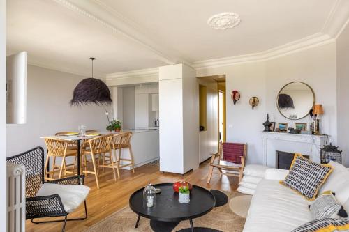 un salon avec un canapé et une table dans l'établissement Le PAVILLON SUPERBE APPARTEMENT PROCHE ROLLAND GARROS &PRINCES, à Boulogne-Billancourt