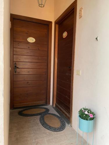 a hallway with a wooden door and a potted plant at Casa Vacanze Nonna Vittoria in Spoleto