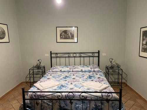 1 cama en un dormitorio con 2 mesitas de noche en Casa Vacanze Nonna Vittoria, en Spoleto