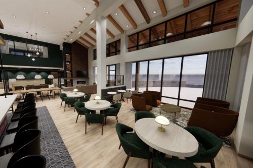 un restaurante con mesas, sillas y ventanas en SpringHill Suites by Marriott Avon Vail Valley, en Avon