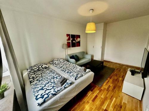 een woonkamer met een bed en een bank bij Cozy And Central Apartment in Göteborg