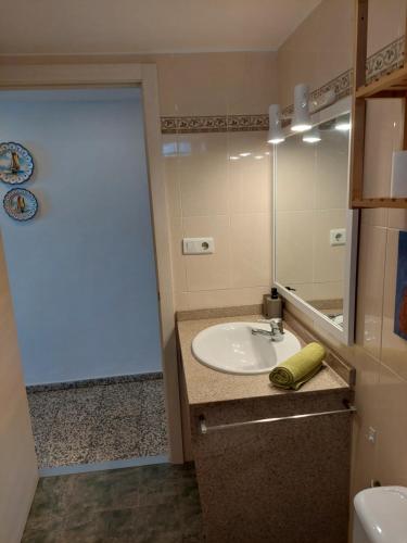 ベルレガートにあるApartment Linaのバスルーム(洗面台、鏡付)