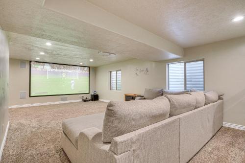 TV a/nebo společenská místnost v ubytování Home Theater and Patio South Jordan Basement Unit