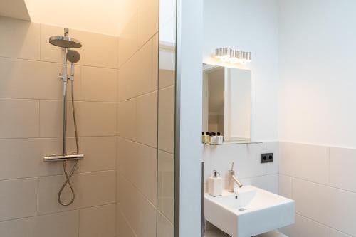 カッペル・グラーフェンハウゼンにあるViCas Ferienwohnungのバスルーム(白いシンク、シャワー付)