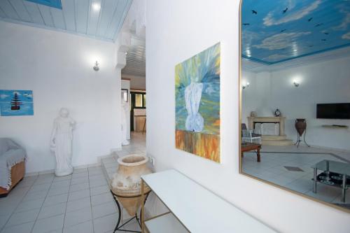 een woonkamer met een groot schilderij aan de muur bij Villa Voula in Ágios Nikólaos